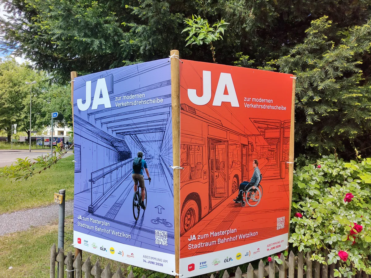 Die meisten Wetziker Parteien stellten sich vereint hinter den Masterplan für den Stadtraum Bahnhof Wetzikon. Man sieht zwei Ja-Plakate für den Masterplan Stadtraum Bahnhof Wetzikon.